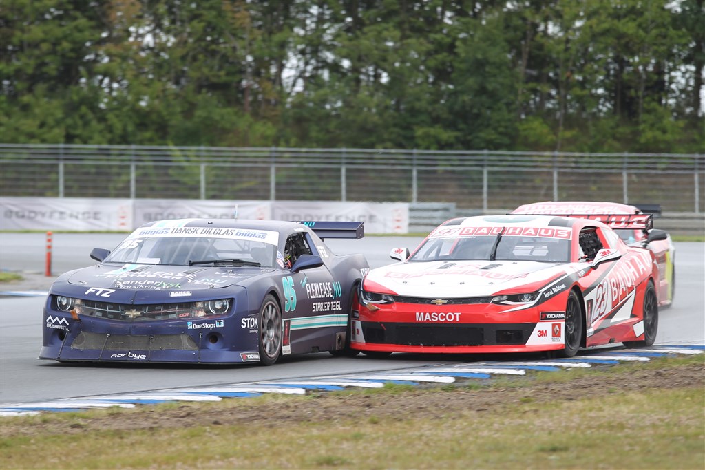 Lasse Sørensen og Jan Magnussen havde en hård kamp om sejren i første kvalifikationsheat. Lasse Sørensen fører nu mesterskabet med fire points forspring
(Foto: Henning Smed)